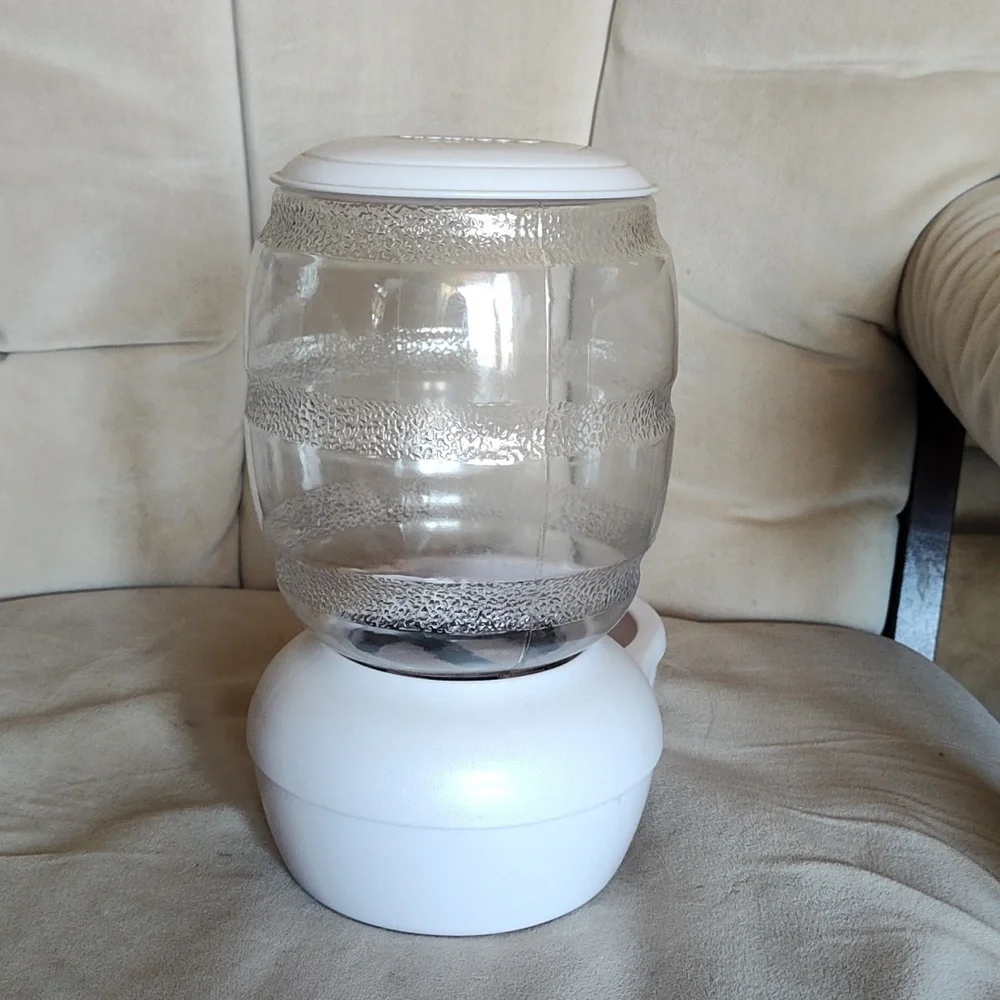 Petmate gravity feeder for small dog or cats.
